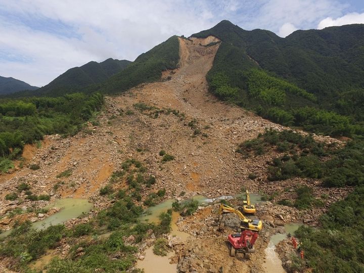 云南临沧山体滑坡致5人失联，该地为何会出现山体滑坡？