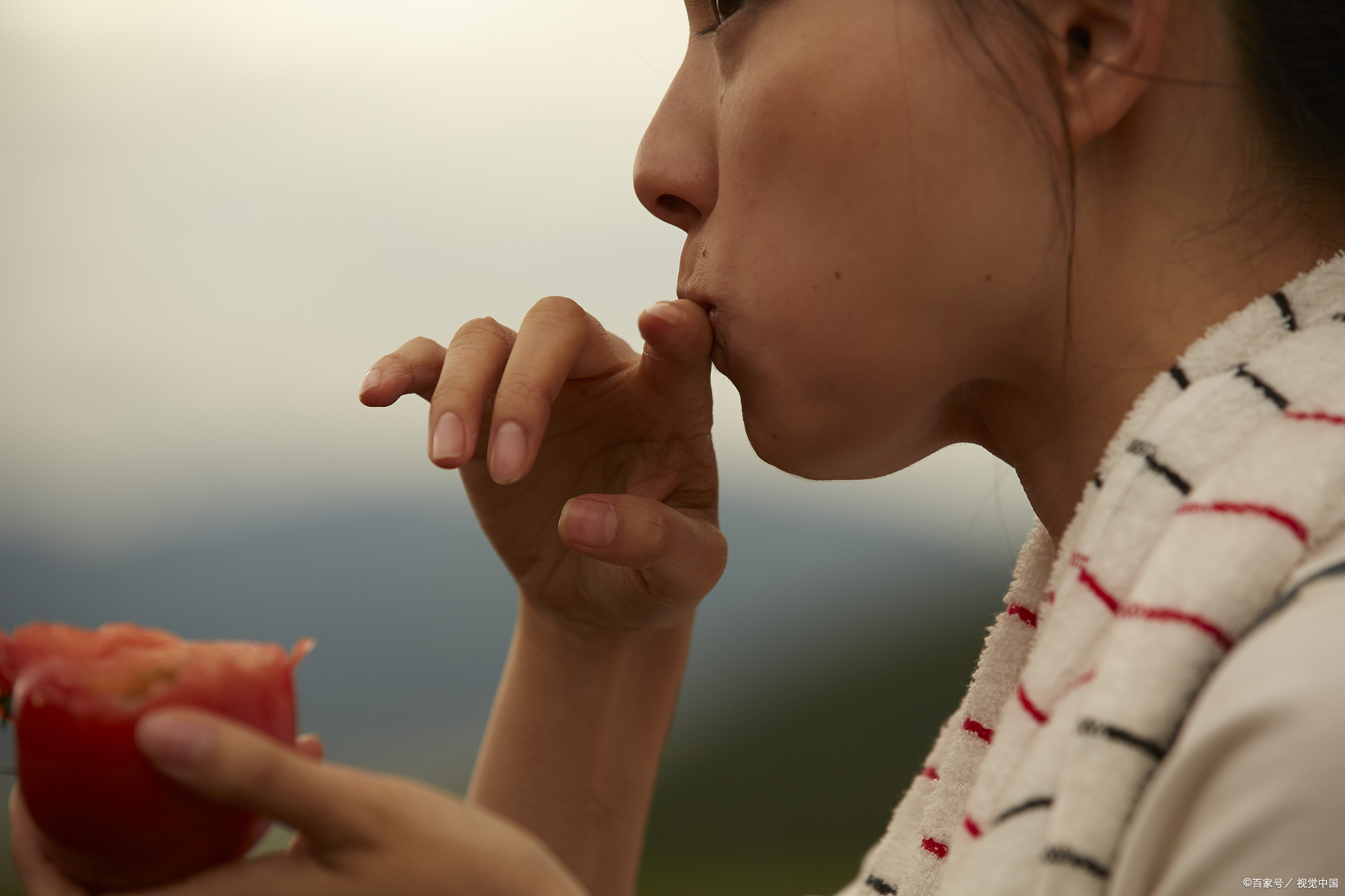 如果女性雄性激素分泌过多的话，一般会有哪些表现？