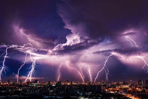 首都机场取消航班142架次，是受本次雷雨天气的影响吗？