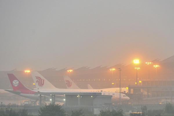 首都机场取消航班142架次，是受本次雷雨天气的影响吗？