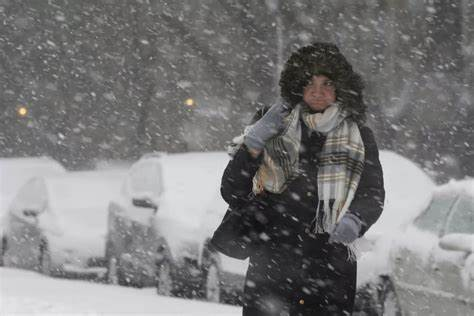 内蒙古大学生在校园内被狂风暴雪吹走，这天气是否该停课？