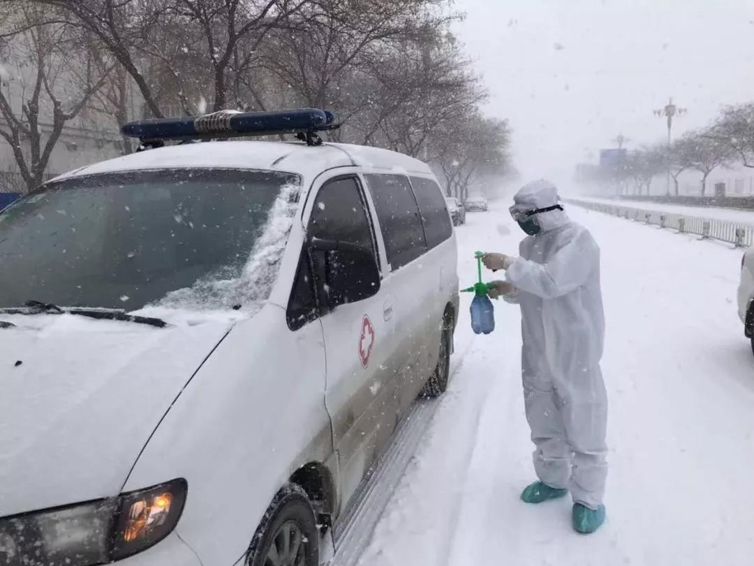 内蒙古大学生在校园内被狂风暴雪吹走，这天气是否该停课？