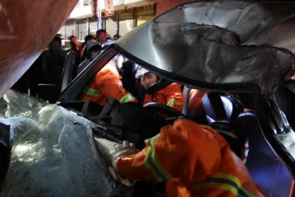 杭州一网约车飞速行驶撞多辆车，交通事故频发，该如何降低发生率？