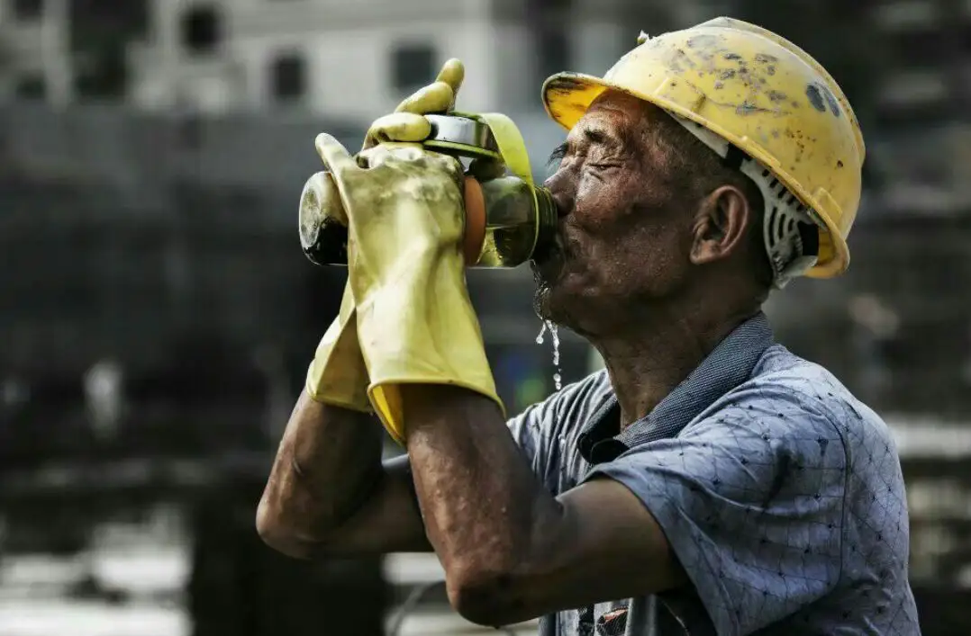 记者暗访人社局帮农民工讨工资，农民工讨薪为何如此难？