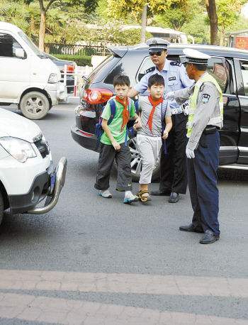 如何看待交警跳跃式接小学生过马路一事？